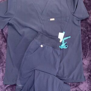 FIGS navy blue Freex™ Scrub Set – Special Edition  top L/ bottom M